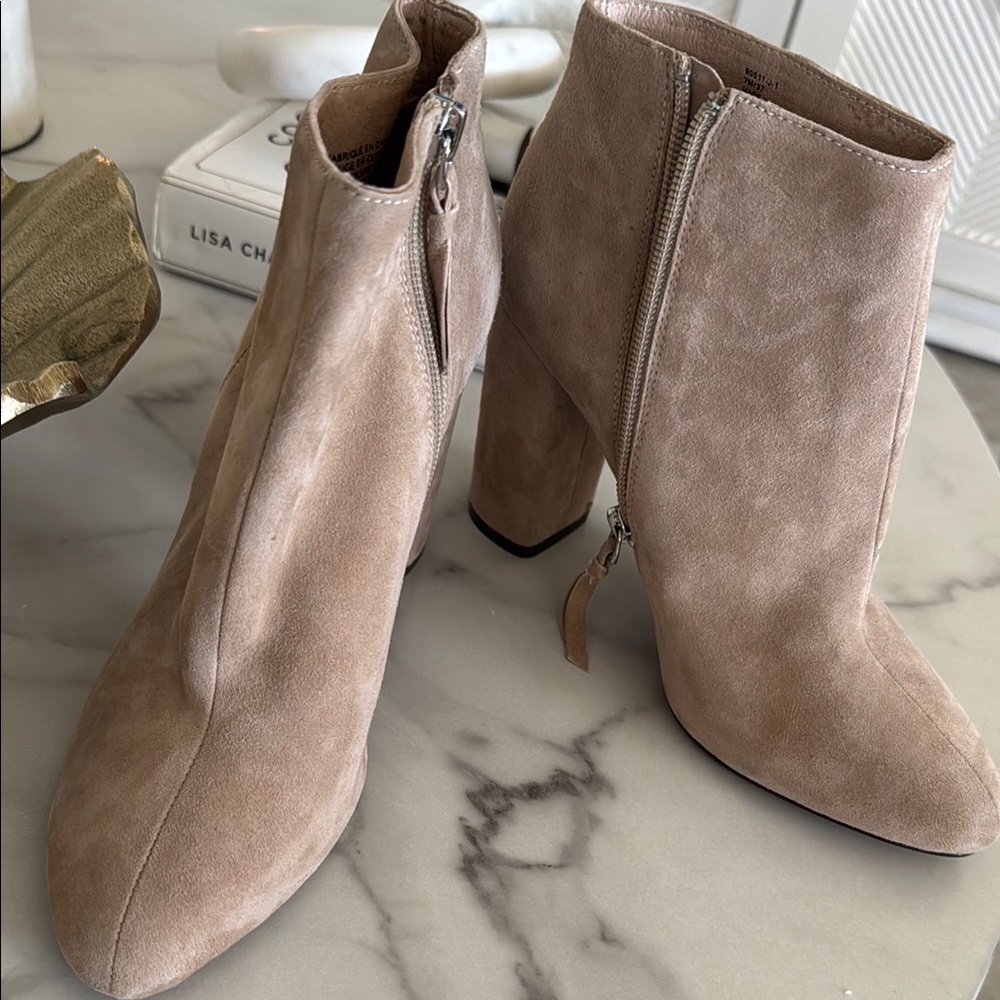 SAKS FIFTH AVENUE Elegant Tan Suede Ankle Boots
